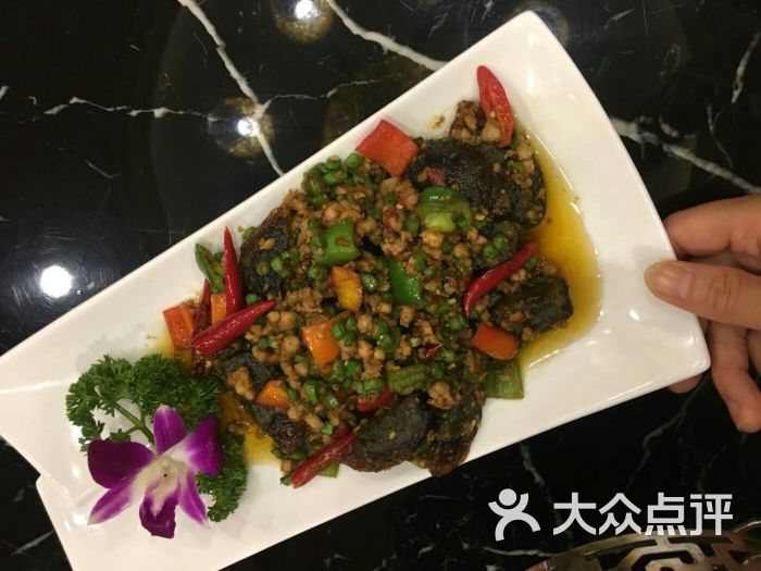 “火狐电竞官网”新晋小花旦丁芝天“美人鱼”上线 悠然戏水纯真可爱(图2) 火狐电竞