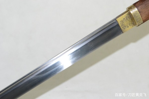 少妇带孩子逛街顺手偷衣服 家中发现数百件新衣【火狐电竞平台】(图2) 火狐电竞