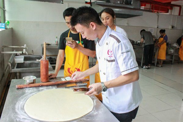 火狐电竞官网|近万支假冒生理盐水流向美容行业(图2) 火狐电竞