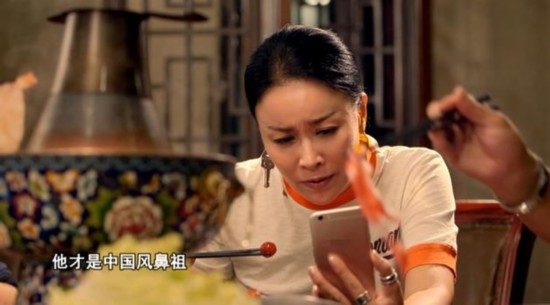 少妇带孩子逛街顺手偷衣服 家中发现数百件新衣_火狐电竞官网(图1) 火狐电竞