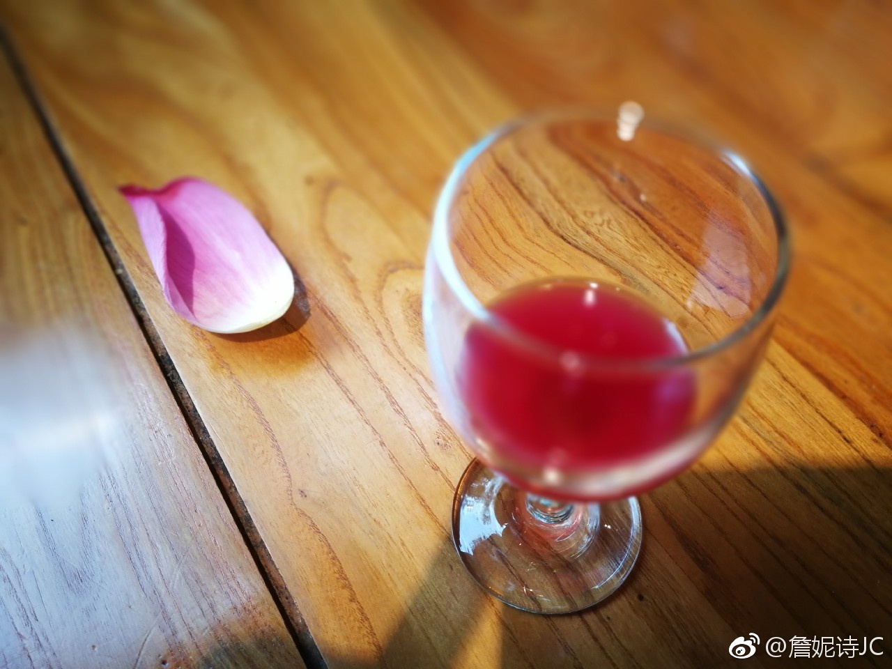 火狐电竞-罗桐社区:街道计生协会工作人员为失独家庭实现微心愿(图3) 火狐电竞