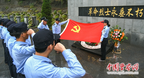 时尚演绎中国美!世界超模为中国传统文化代言【火狐电竞平台】(图2) 火狐电竞官网